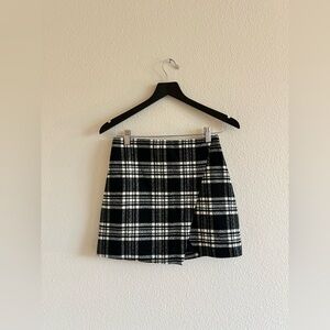 Abercrombie Plaid Black and White Mini Skirt with Zipper in Size 2